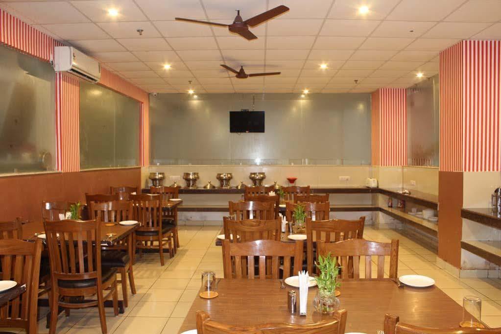 Red Carpet Hotels Noida Exterior foto